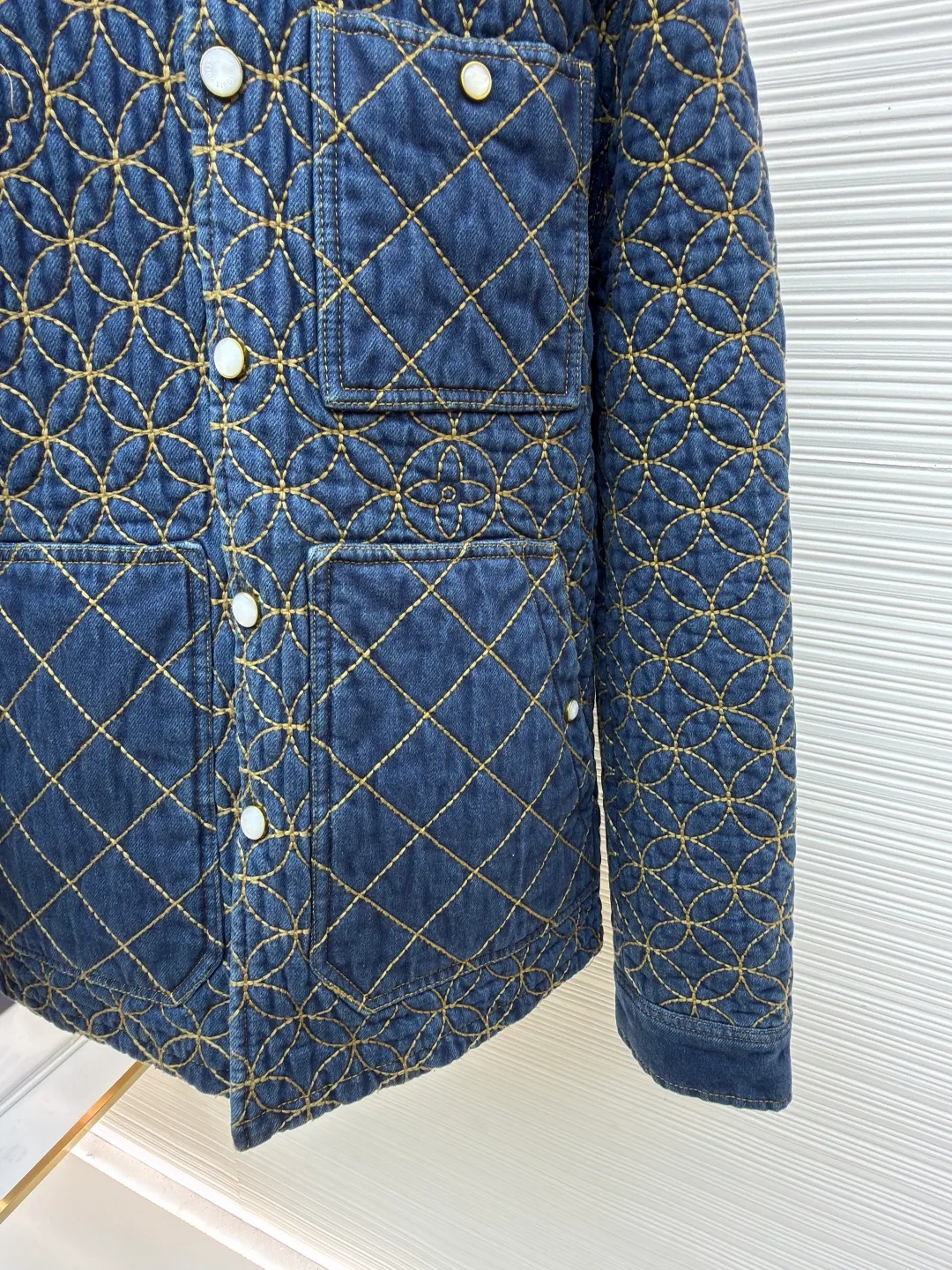 LOUIS VUITTON coin embroidered lapel denim cotton jacket ●Original version: purchased and developed by 22589 ●Item number: 1682368-D45 ●Fabric: cotton fabric ●Technology: embroidery production ●Color: blue ●Version: fitted version ●Weight: about 1725 grams ●Size: 44-46-48-50 ●Description: Based on denim fabric, this product breaks through the rough frame of traditional work jackets and achieves functional upgrades through built-in quilting and full-width quilting processes. The outer layer is made of high-quality denim, which is washed to give it a retro texture and soft touch; it is filled with polyester fiber filler, which is light, fluffy and has good warmth retention. It retains the texture of denim while maintaining softness, and is combined with the quilted cotton layer to balance warmth and stiffness. The core technology lies in full-width quilting: precise stitching is used to fix the filling and fabric to form a concave and convex three-dimensional pattern. The quilting stitching not only fixes the filling to avoid shifting, but also cleverly outlines the Dandy Monogram pattern, and gives the jacket a unique texture level. The logo is transformed into a three-dimensional texture to achieve the unity of functionality and decoration. The overall wiring is straight and delicate, the fabric is comfortable and soft, and the color is consistent without color difference. It can be matched with the same style to create a fashionable look and control various occasions. Customized accessories, complete with three standards, same style for men and women!